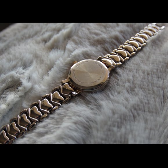 βοΈ Vintage BULOVA Quartz Watch w/ Genuine Diamond - Picture 5 of 5